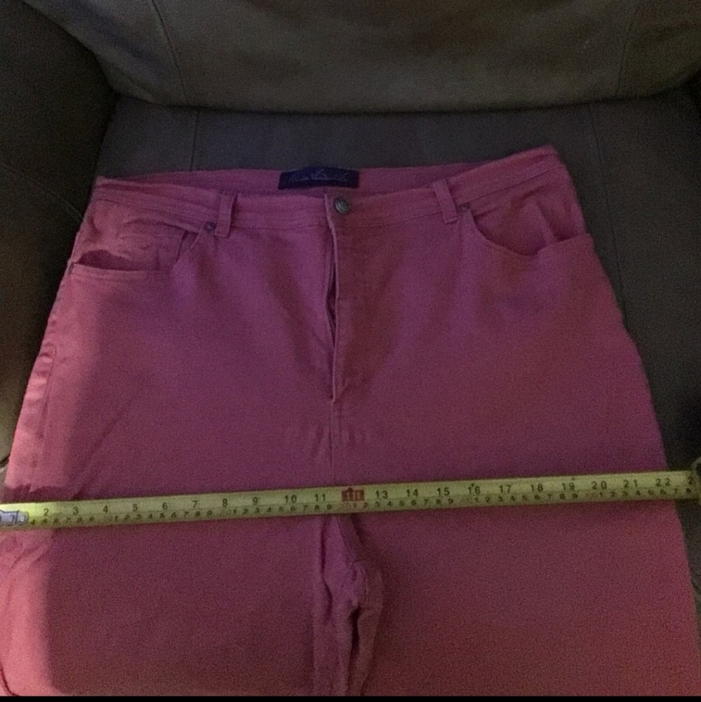 Gloria Vanderbilt dark pink (coral) colored woman’s capris in a size 18. Cotton - Picture 5 of 5